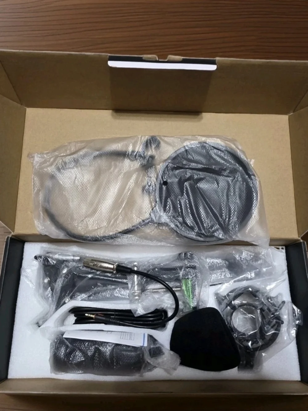 Condenser Microphone Kit with Black Boom Arm and Pop Filter